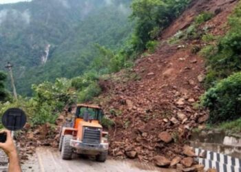 सिद्धार्थ राजमार्ग पहिरोले अवरुद्द