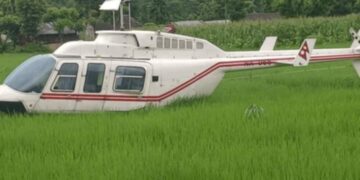 बिरामी बोकेर हिडेको हेलिकप्टर माैसम खराबीका कारण आकाश्मिक खेतमा अवतरण