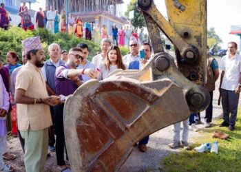 पृथ्वी राजमार्ग वैकल्पिक सडक बाटोको शिलान्यास गर्दै  वडा अध्यक्ष नरेन्द्र थापा