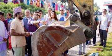 पृथ्वी राजमार्ग वैकल्पिक सडक बाटोको शिलान्यास गर्दै  वडा अध्यक्ष नरेन्द्र थापा