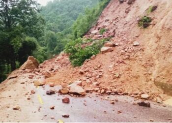 निरन्तरको झरीका कारण आएको बाढीपहिरोले एक दर्जन भन्दा बढी राजमार्गहरु अवरूद्ध