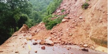 निरन्तरको झरीका कारण आएको बाढीपहिरोले एक दर्जन भन्दा बढी राजमार्गहरु अवरूद्ध