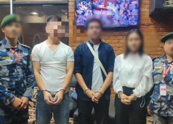 त्रिभुवन अन्तर्राष्ट्रिय विमानस्थलमा ५ किलो ७ सय ग्राम सुनसहित ३ जना विदेशी पक्राउ✍️ अजय क्षेत्री  काठमाडौं – त्रिभुवन अन्तर्राष्ट्रिय विमानस्थलमा ५ किलो ७ सय ग्राम सुनसहित ३ जना विदेशी नागरिक पक्राउ परेका छन्। उनीहरुलाई विमानस्थलको भन्सार ब्यागेज क्षेत्रमा पुनः जाँच (रिचेक) गर्ने क्रममा नियन्त्रणमा लिइएको हो। पक्राउ परेका व्यक्तिहरूले आफ्नो लगेज भित्र १२ वटा स्पिकरमा लुकाएर सुन राखेको पाइएको छ। भन्सार विभागका अनुसार शंका लागेपछि लगेजमा पुनः जाँच गर्दा स्पिकरमा सुन राखेको अवस्थामा भेटिएको हो। सुरक्षा अधिकारीहरूले यस विषयमा थप अनुसन्धान अघि बढाएको जानकारी दिएका छन्। विदेशबाट सुन तस्करीका घटनाहरू बढ्दै गएको बेला यस किसिमको पक्राउले विमानस्थल सुरक्षामा थप चनाखोपन आवश्यक रहेको संकेत गरेको छ।