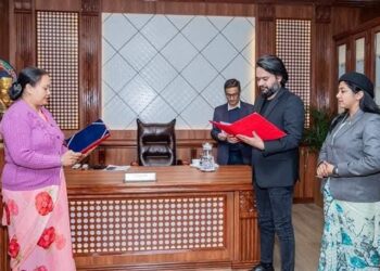 प्रमुख शाहद्वारा वडाध्यक्ष श्रेष्ठलाई शपथ ग्रहण गराइयो