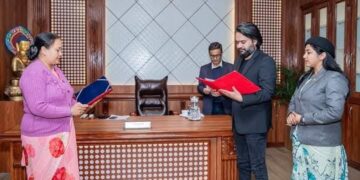 प्रमुख शाहद्वारा वडाध्यक्ष श्रेष्ठलाई शपथ ग्रहण गराइयो