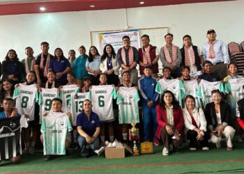 पोखरा लेडी जेसिजद्वारा हक्की खेल सामाग्री वितरण