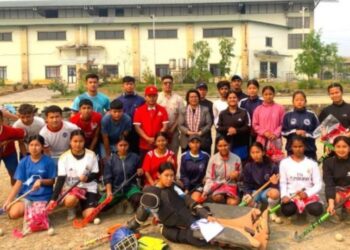 पोखरामा प्रशिक्षणरत महिला हक्की खेलाडीलाई खेल पोशाक वितरण