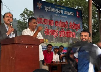 त्रिवि उपकुलपति खड्ग केसीलाई पिएन क्याम्पसका सभापति विवेक तिमिल्सिनाले देखाए कालाे झण्डा