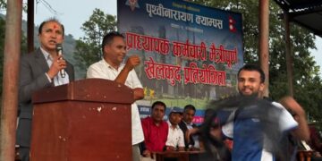 त्रिवि उपकुलपति खड्ग केसीलाई पिएन क्याम्पसका सभापति विवेक तिमिल्सिनाले देखाए कालाे झण्डा